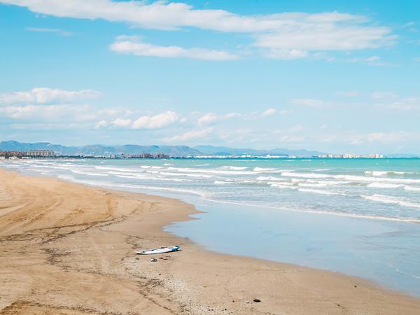 Playa de la Malvarrosa - idealer Ort, um den Tag am Strand zu verbringen, sich zu sonnen, zu schwimmen, Wassersport zu treiben oder einfach nur die Atmosphäre zu genießen