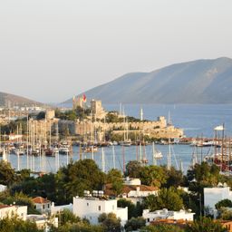 Flüge ab Bremen buchen - Flugplan 2026 nach Bodrum, Wien und Kreta mit Deal-Tipps.