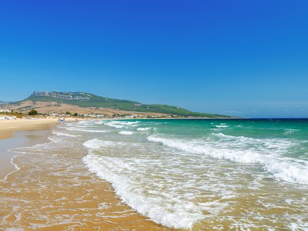 Playa de Bolonia - naturbelassener Strand mit feinem, weißem Sand in der Nähe von Tarifa an der Costa de la Luz in Andalusien