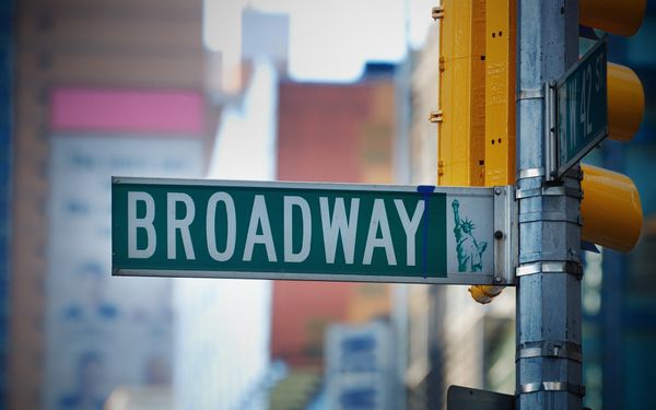 Flüge New York - Straßenschild vom Broadway in New York