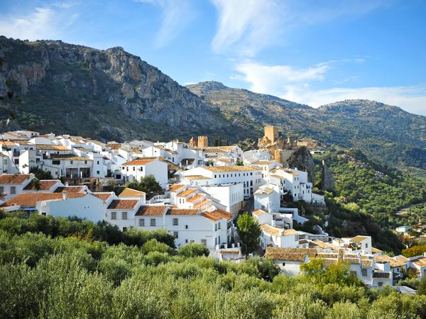Zuheros - kleines, malerisches Dorf in Andalusien, Spanien, das für seine gut erhaltene arabisch-andalusische Architektur und seine Lage inmitten des Naturparks Sierras Subbéticas bekannt ist