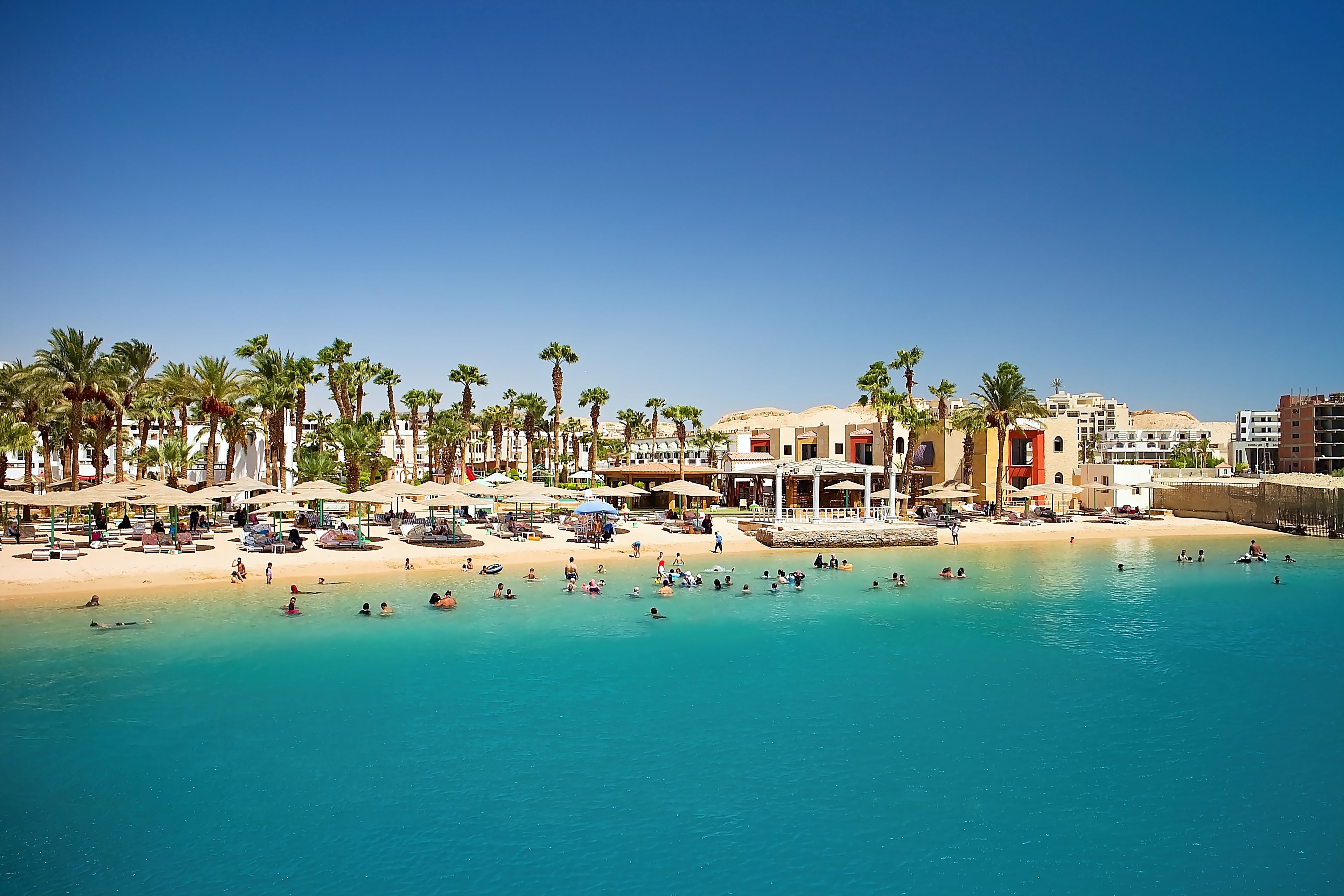 Fluege Hurghada - Blick auf einen Strand in Hurghada am Roten Meer in Aegypten