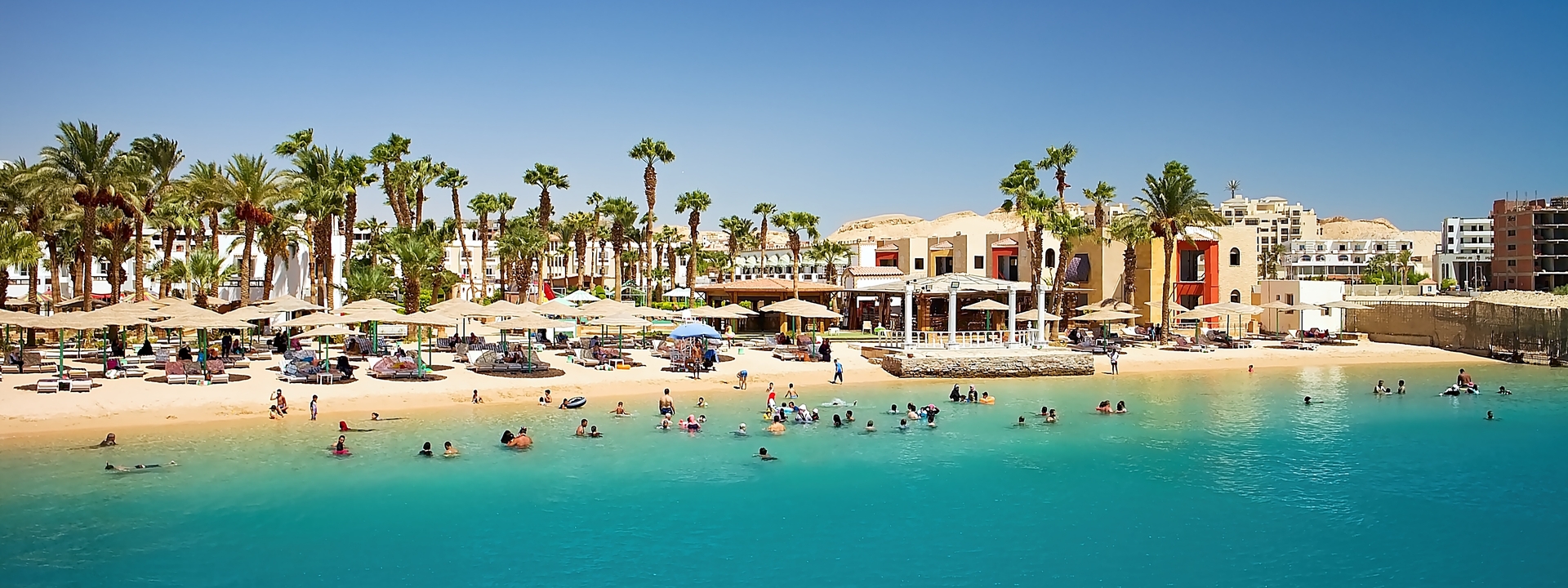 Fluege Hurghada - Blick auf einen Strand in Hurghada am Roten Meer in Aegypten
