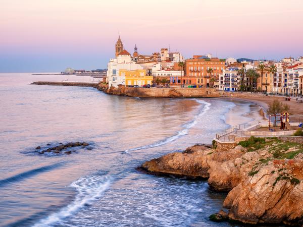 Sitges - Blick auf die Stadt und den Strand an der Costa Barcelona.