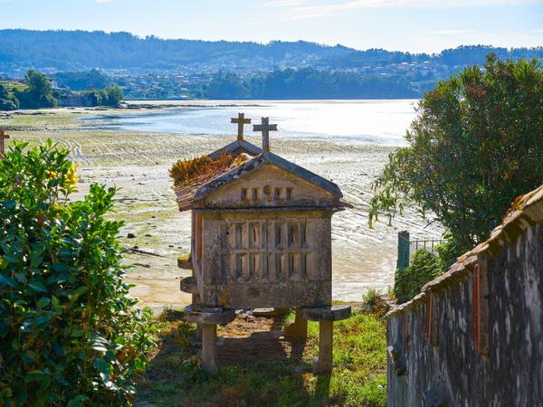 Horreo im galizischem Dorf Combarro von Pontevedra in Galizien.