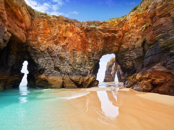 Playa de las catedrales - Blick auf die Höhlen und Bögen