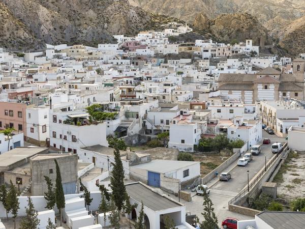 Alboloduy - liegt am Ufer des Flusses Nacimiento und ist teilweise im Nationalpark Sierra Nevada eingebettet, was ihm eine reizvolle natürliche Umgebung verleiht
