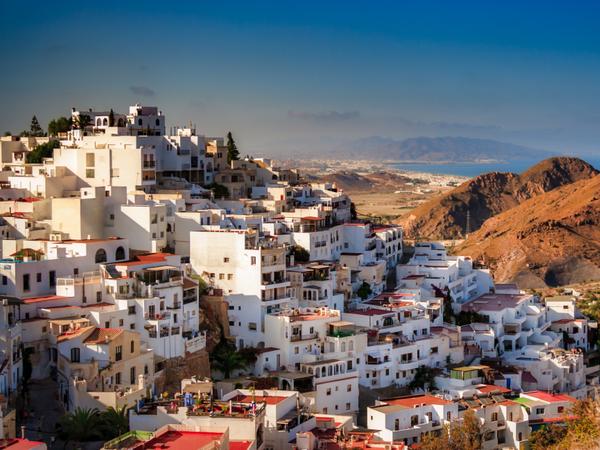 Mojacar - bekannt für seine maurisch geprägte Architektur mit weißen Häusern, engen Gassen und romantischen Innenhöfen.