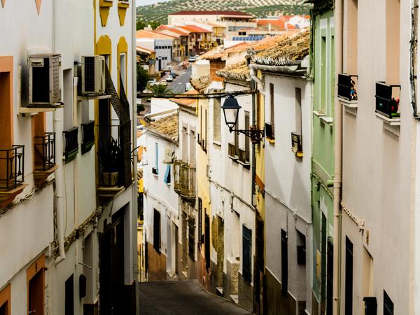 Baena - liegt südlich der Stadt Córdoba und ist bekannt für ihre traditionelle Altstadt, die auf einem Hügel liegt, und ihre hochwertigen Olivenöle