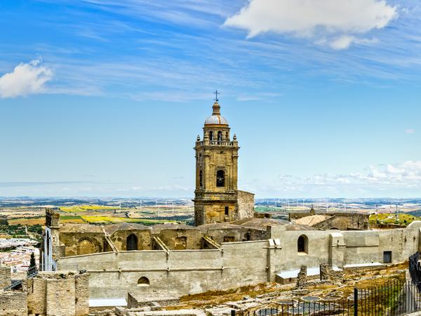 Die Kirche Santa Maria la Mayor la Coronada in Medina Sidonia - Andalusien.