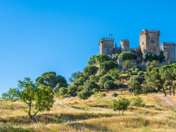Castillo de Almodóvar del Río - liegt auf einem Hügel oberhalb der Gemeinde Almodóvar del Río und bietet einen weiten Blick über das Guadalquivir-Tal