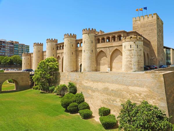 Aljafería - ist berühmt für seine kunstvollen Innenhöfe, die kunstvoll verzierten Räume, seine Dachkonstruktionen und Gipsarbeiten