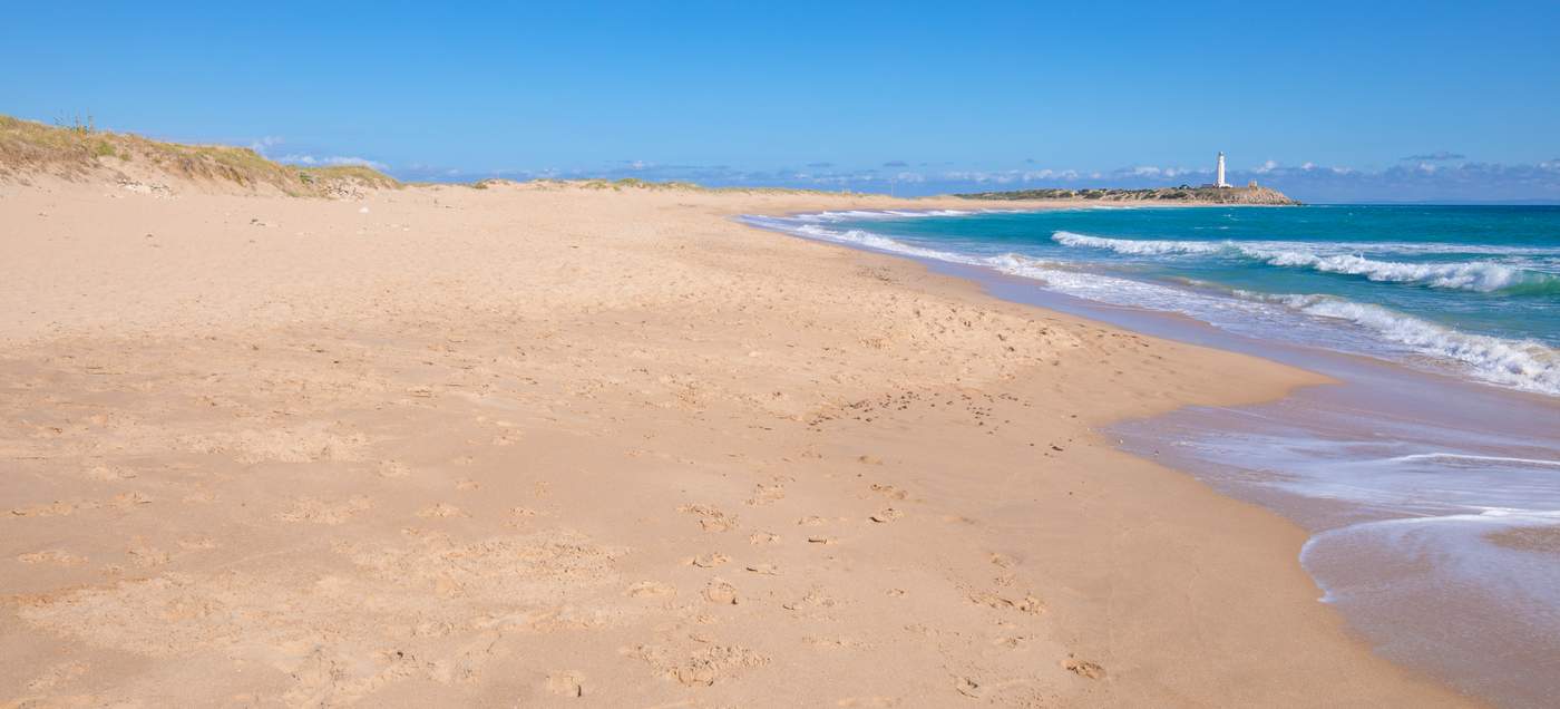 Zahora - langer, goldfarbener Sandstrand, bekannt für seine natürliche Schönheit und entspannte Atmosphäre