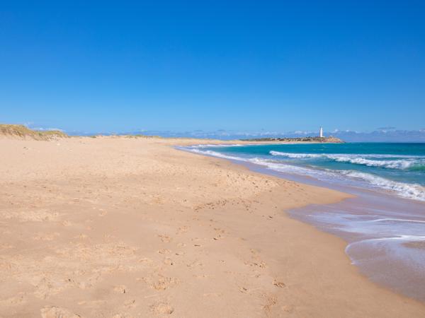 Zahora - langer, goldfarbener Sandstrand, bekannt für seine natürliche Schönheit und entspannte Atmosphäre