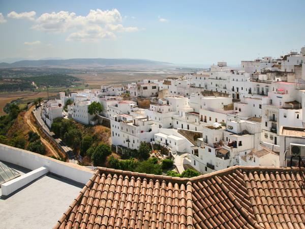 Vejer de la Frontera - bekanntes weißes Dorf in Andalusien, Spanien, das auf einem Hügel etwa 9 km von der Küste entfernt liegt