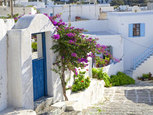 Blick auf eine Strasse auf der Insel Mykonos in Griechenland