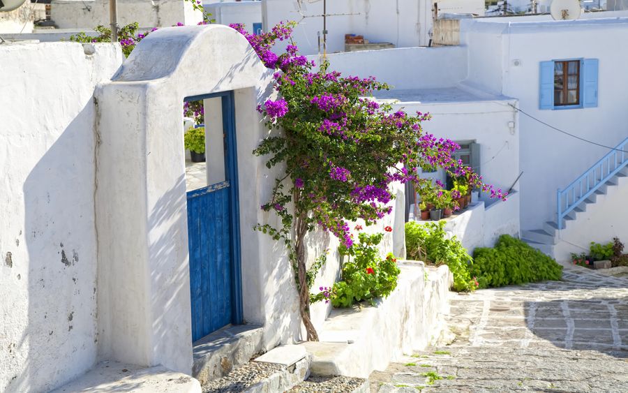 Blick auf eine Strasse auf der Insel Mykonos in Griechenland