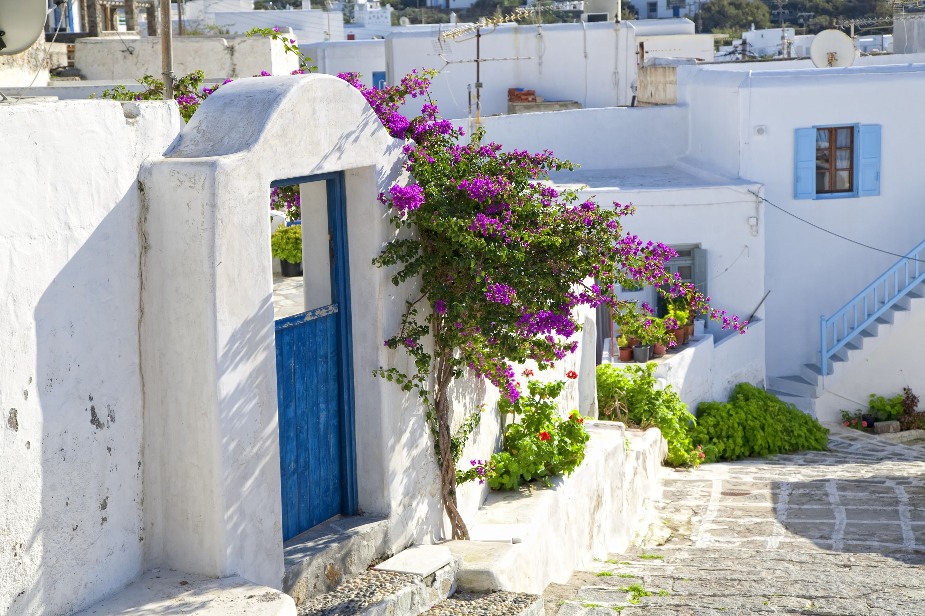 Blick auf eine Strasse auf der Insel Mykonos in Griechenland