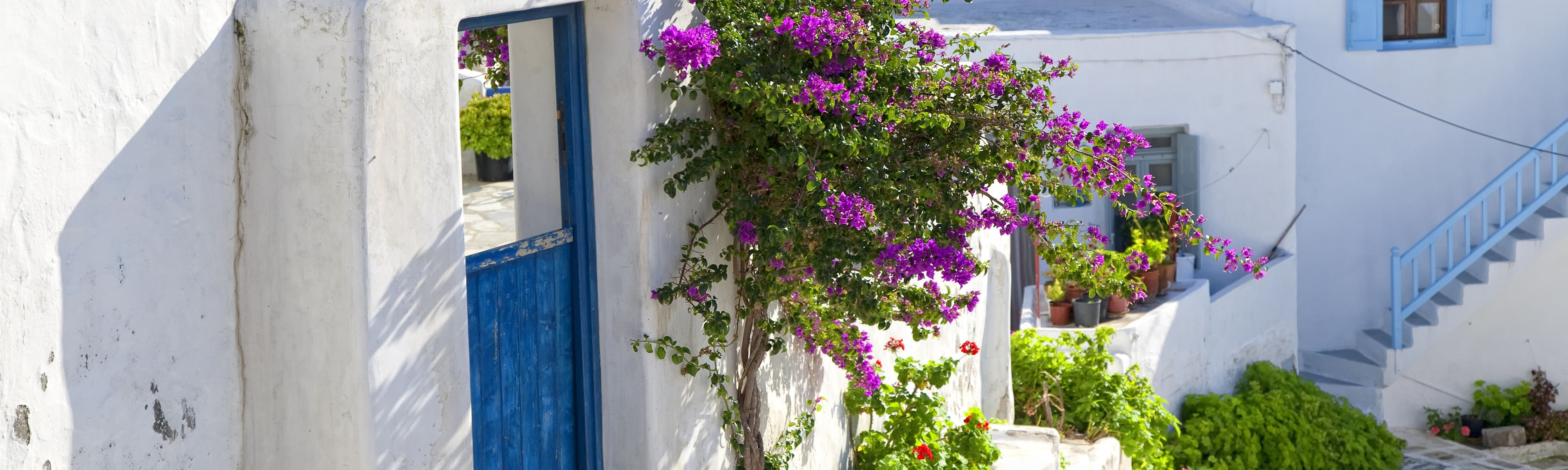 Blick auf eine Strasse auf der Insel Mykonos in Griechenland