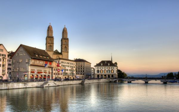Blick auf das Grossmünster in Zuerich - Schweiz