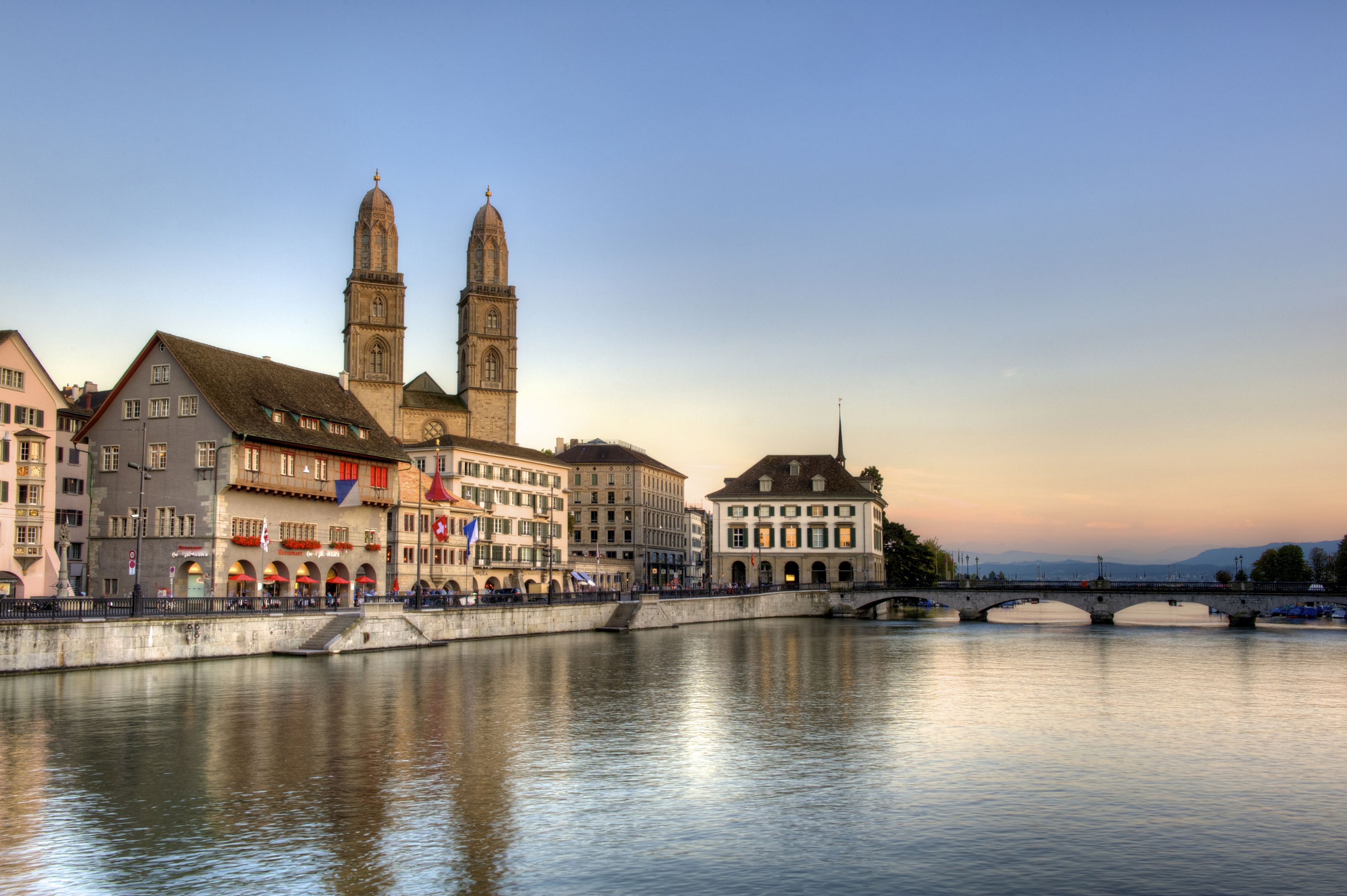 Blick auf das Grossmünster in Zuerich - Schweiz