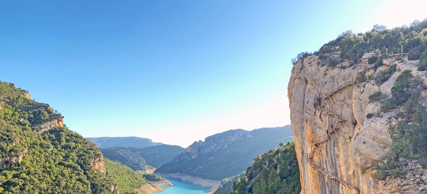 Pasarelas de Montfalcó - spektakuläre, schwindelerregende Wanderroute an einer senkrechten Felswand zwischen den spanischen Provinzen Huesca (Aragonien) und Lleida (Katalonien)