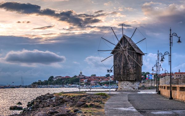 Die Windmuehle von Nessebar in Bulgarien
