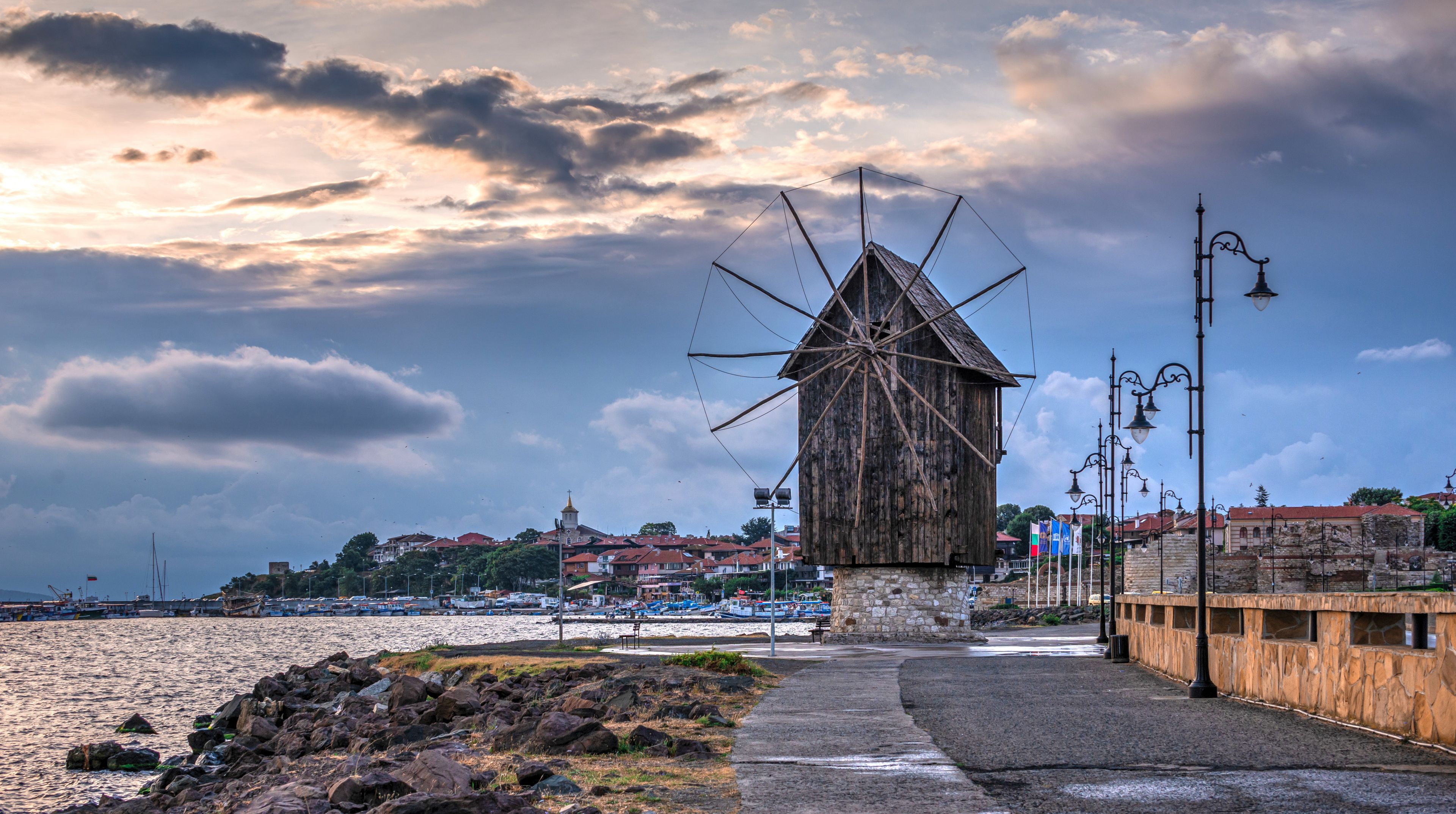 Die Windmuehle von Nessebar in Bulgarien