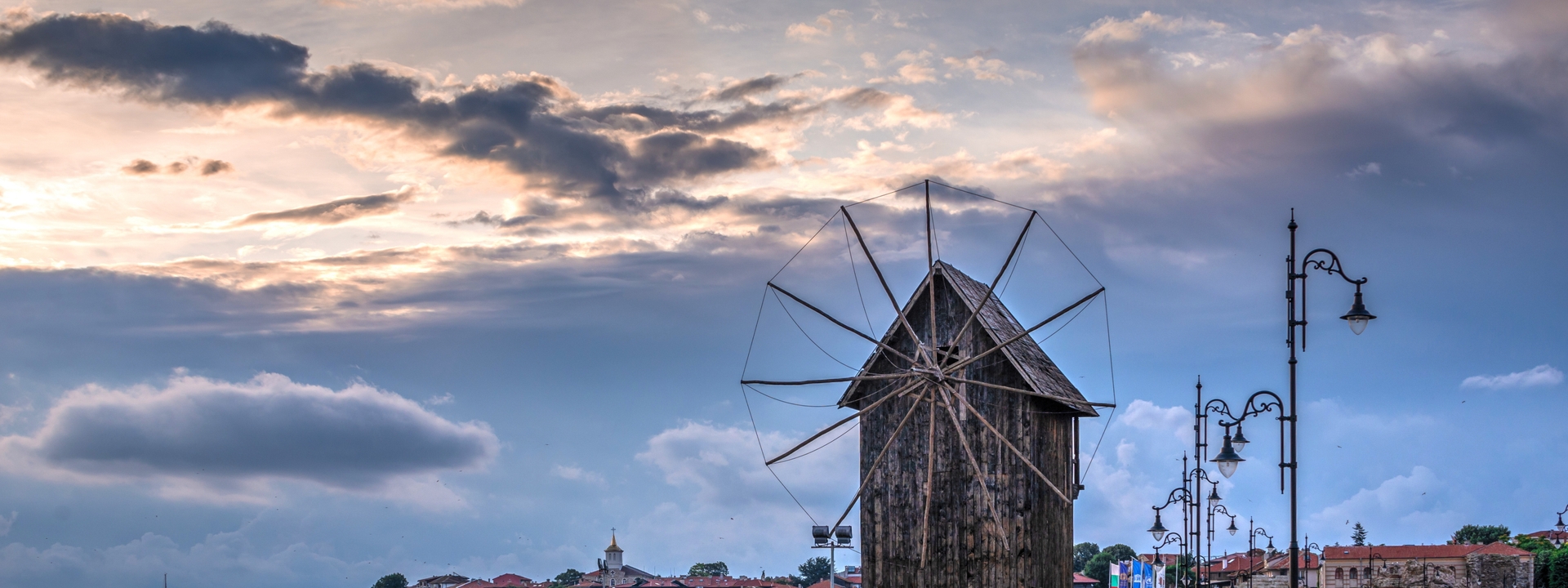Die Windmuehle von Nessebar in Bulgarien