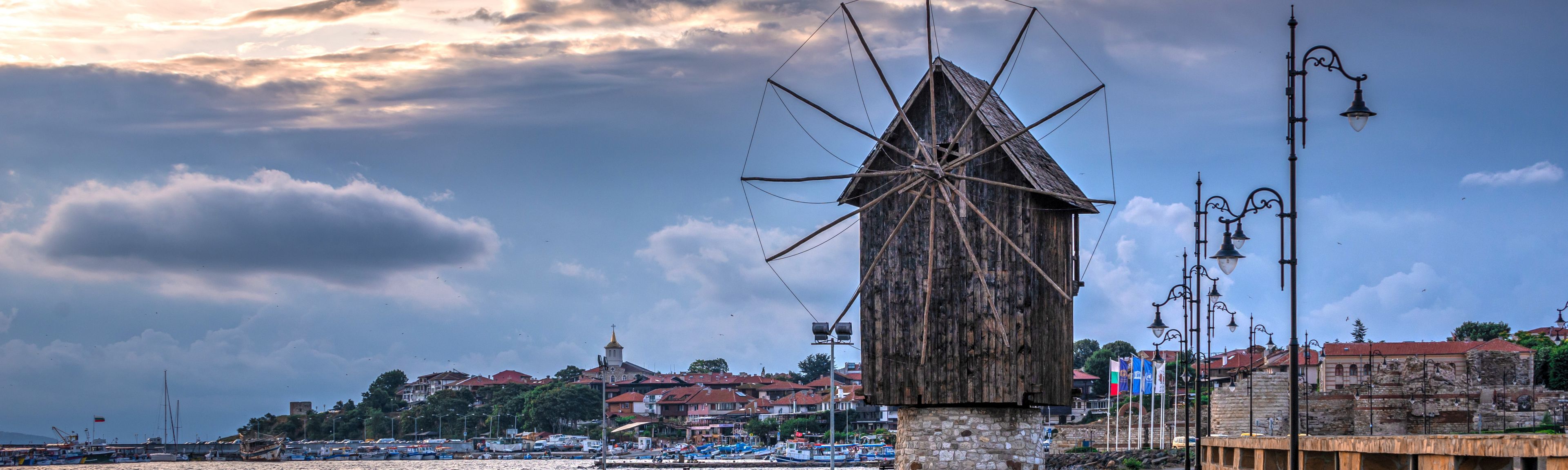 Die Windmuehle von Nessebar in Bulgarien