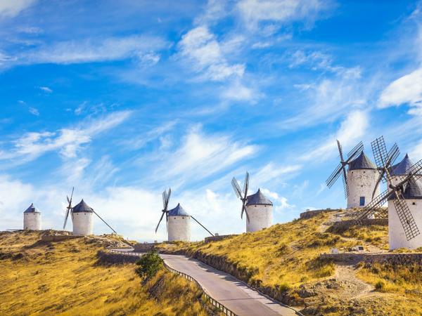 Die Windmühlen von Consuegra in der Region Kastilien La Mancha.