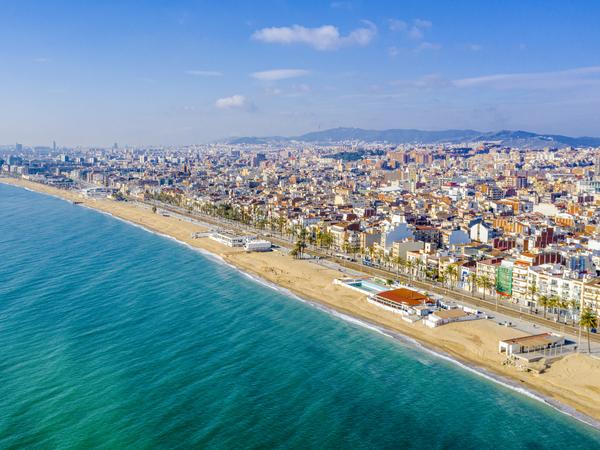 Badalona - Blick auf die Küste und den Strand.