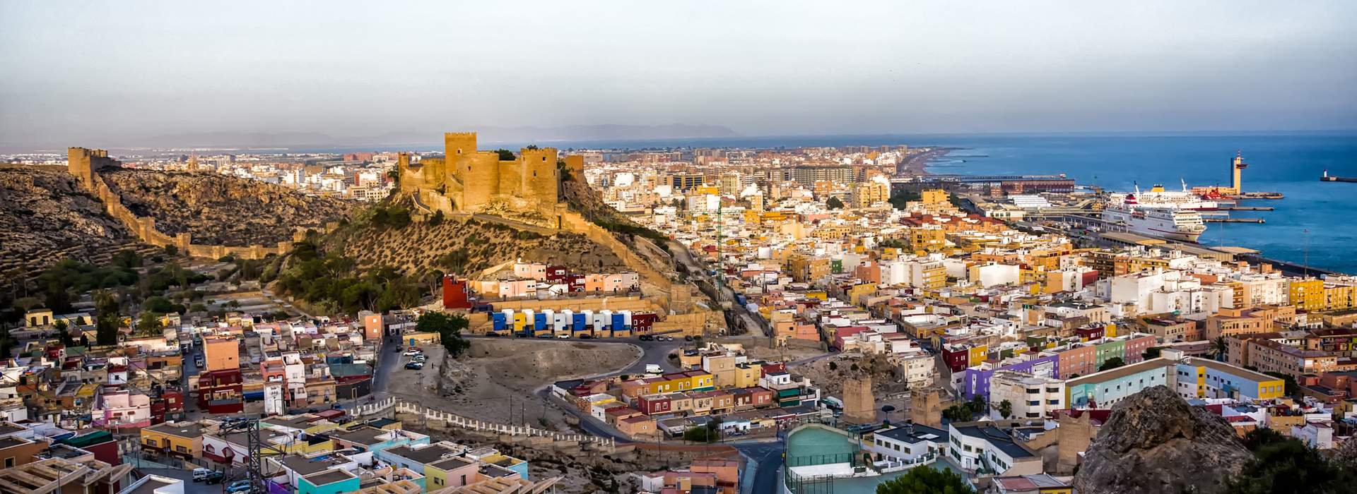 Provinz Almería - liegt im Osten von Andalusien in Südspanien und grenzt an die Provinz Granada, die Region Murcia und das Mittelmeer