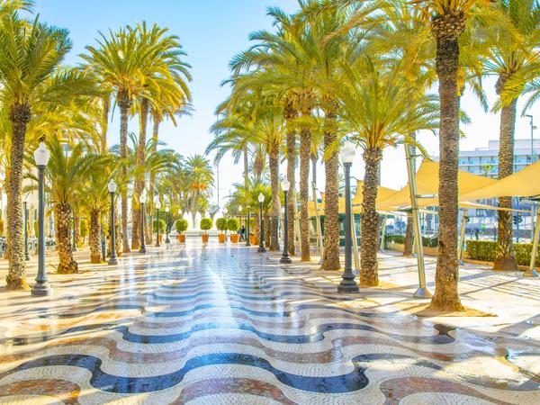 Blick auf den Explanada de Espana in Alicante.