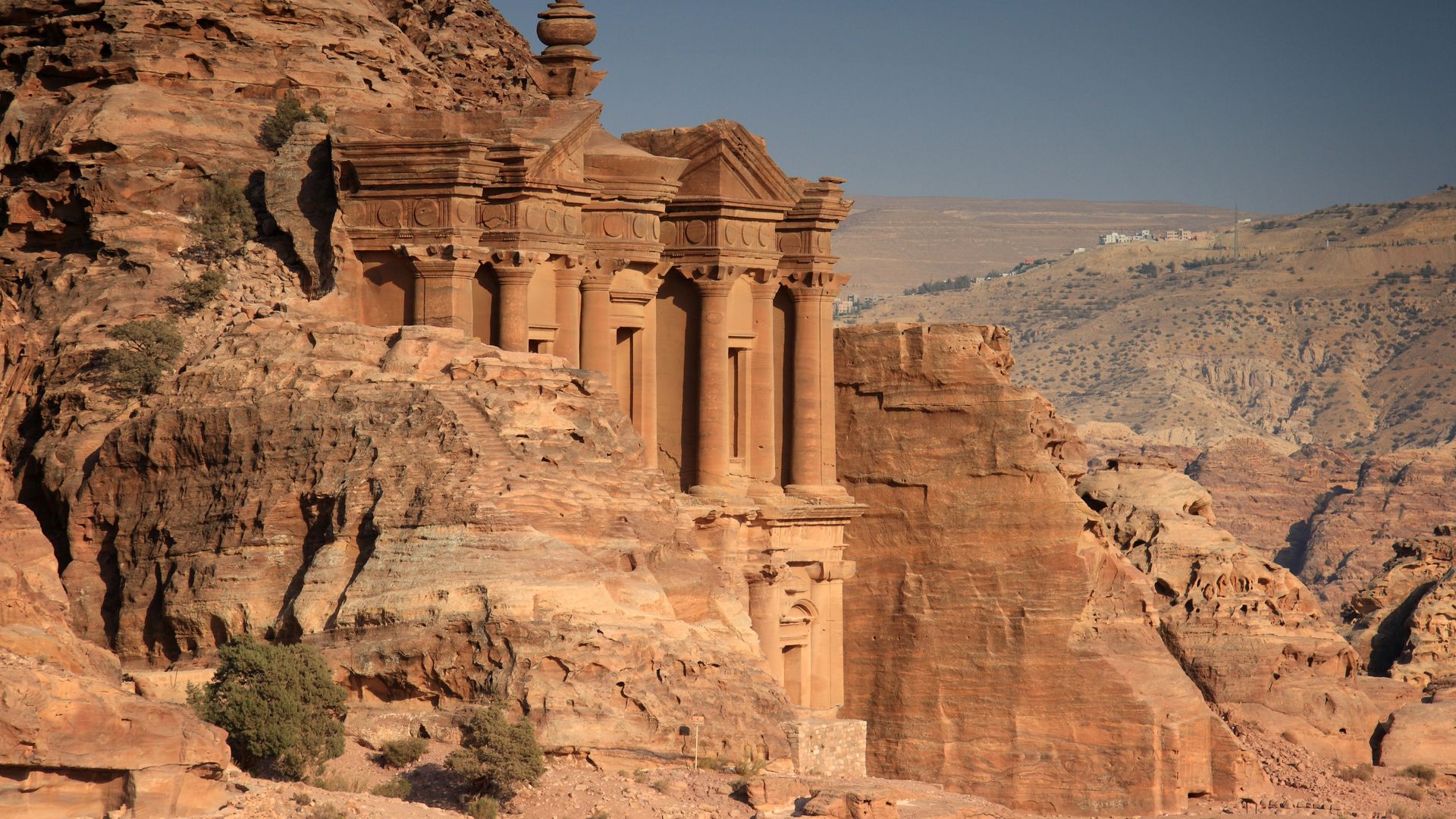 Flüge von Hamburg nach Amman neuer Direktflug 2026 nach jordanien - Petra, Totes Meer und Wüste.