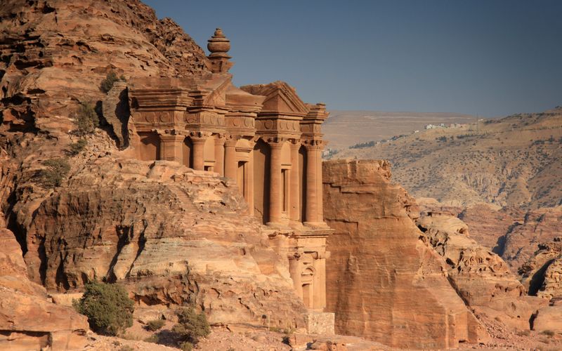 Flüge von Hamburg nach Amman neuer Direktflug 2026 nach jordanien - Petra, Totes Meer und Wüste.