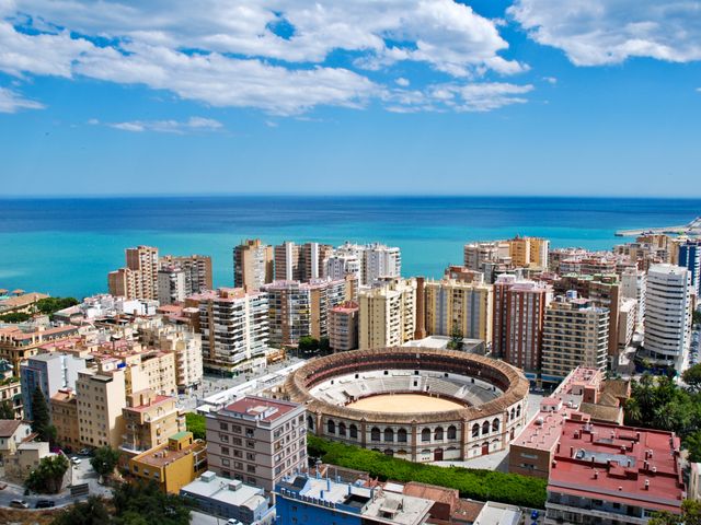 Flug buchen - Blick auf Malaga in Andalusien