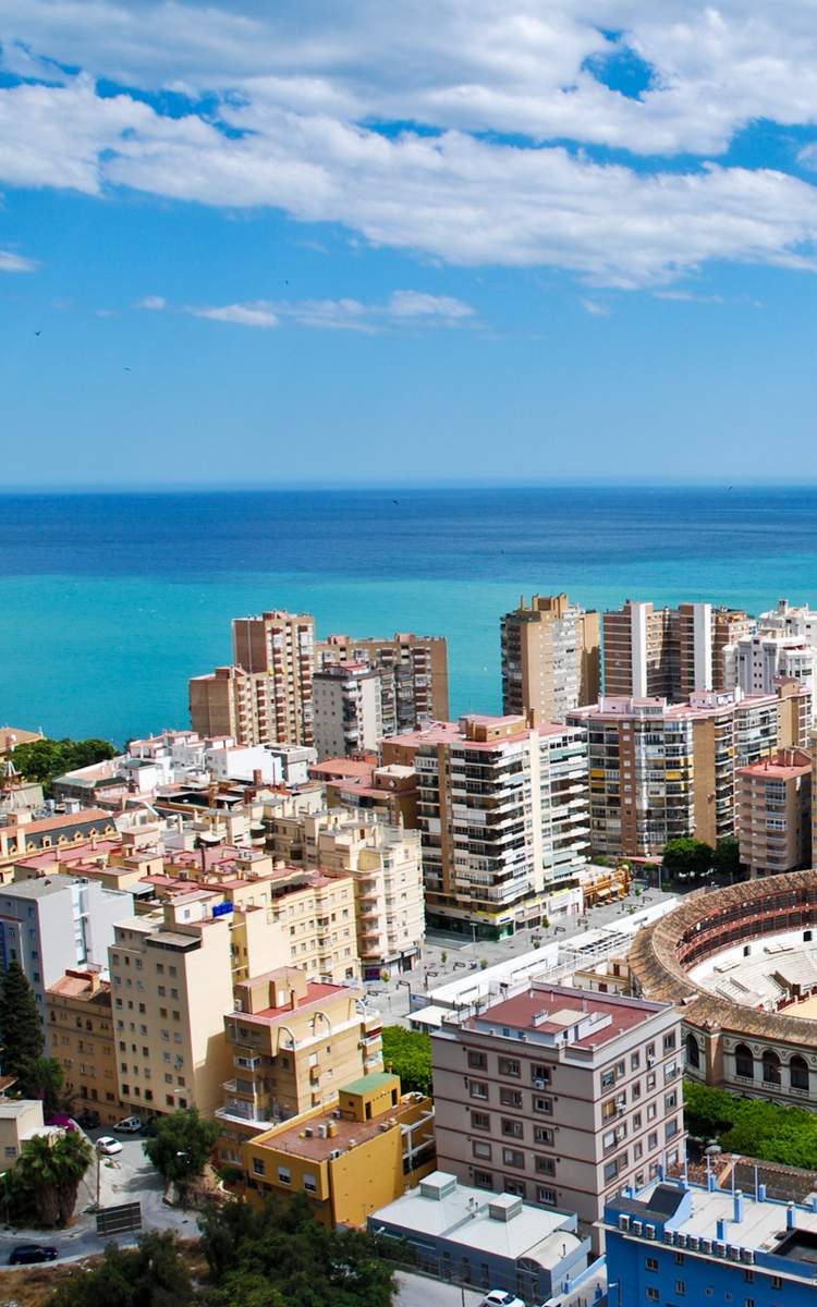 Flug buchen - Blick auf Malaga in Andalusien