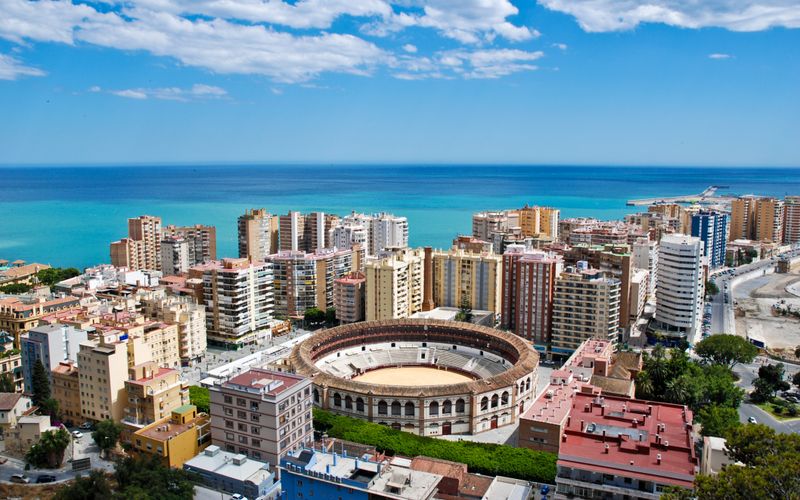 Flug buchen - Blick auf Malaga in Andalusien