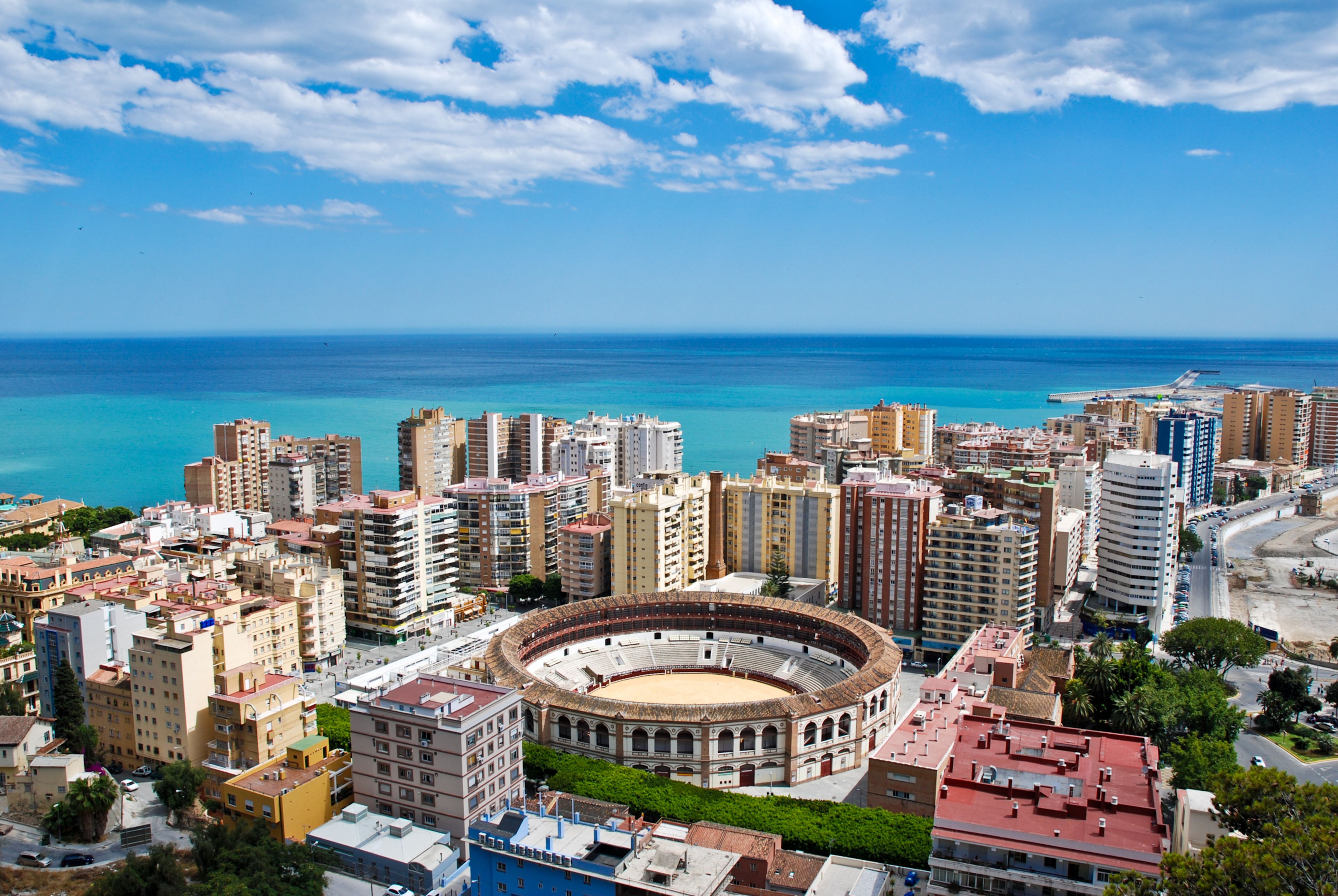 Flug buchen - Blick auf Malaga in Andalusien