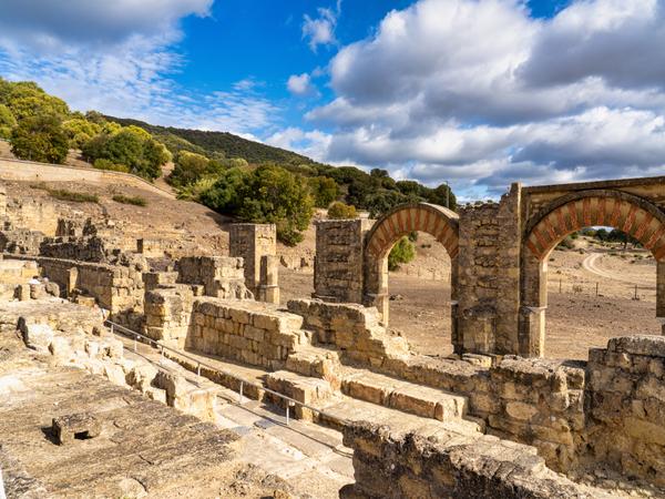 Medina Azahara - umfasste Paläste, eine Moschee, Gärten, Bäder und andere Gebäude