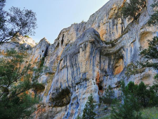 Cañón del Río Lobos - Naturpark in Spanien, bekannt für seine tief eingeschnittene Kalksteinschlucht mit senkrechten Wänden, die bis zu 200 Meter hoch sind