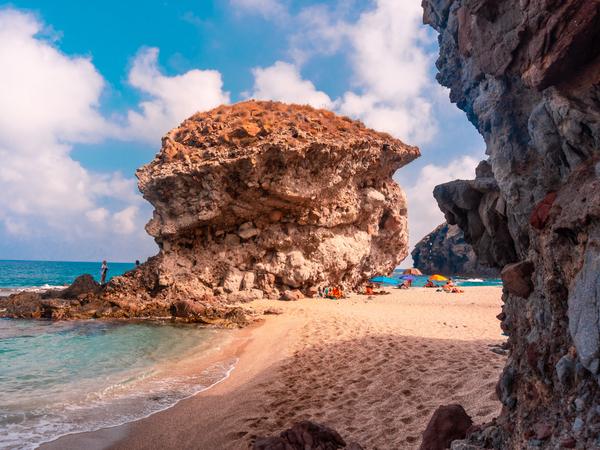 Playa de los Muertos - ein Strand in der Nähe von Carboneras im Naturpark Cabo de Gata-Níjar in Andalusien, Spanien