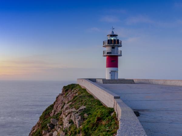 Cariño & Cabo Ortega - Leuchtturm an der Küste von Galicien bei Sonnenuntergang