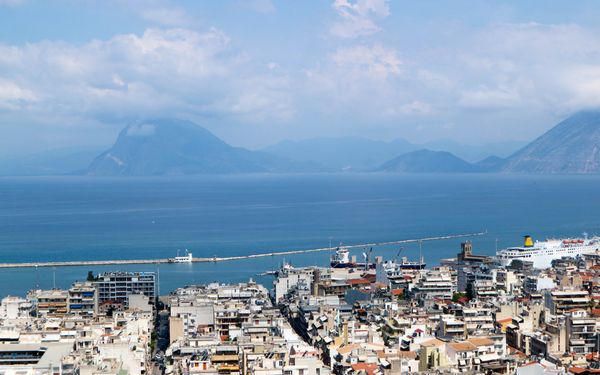 Fluege Patras - Blick auf Patras in Griechenland