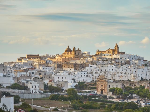 Fluege Brindisi - Blick auf die Stadt Ostuni in der Provinz Brindisi in Italien