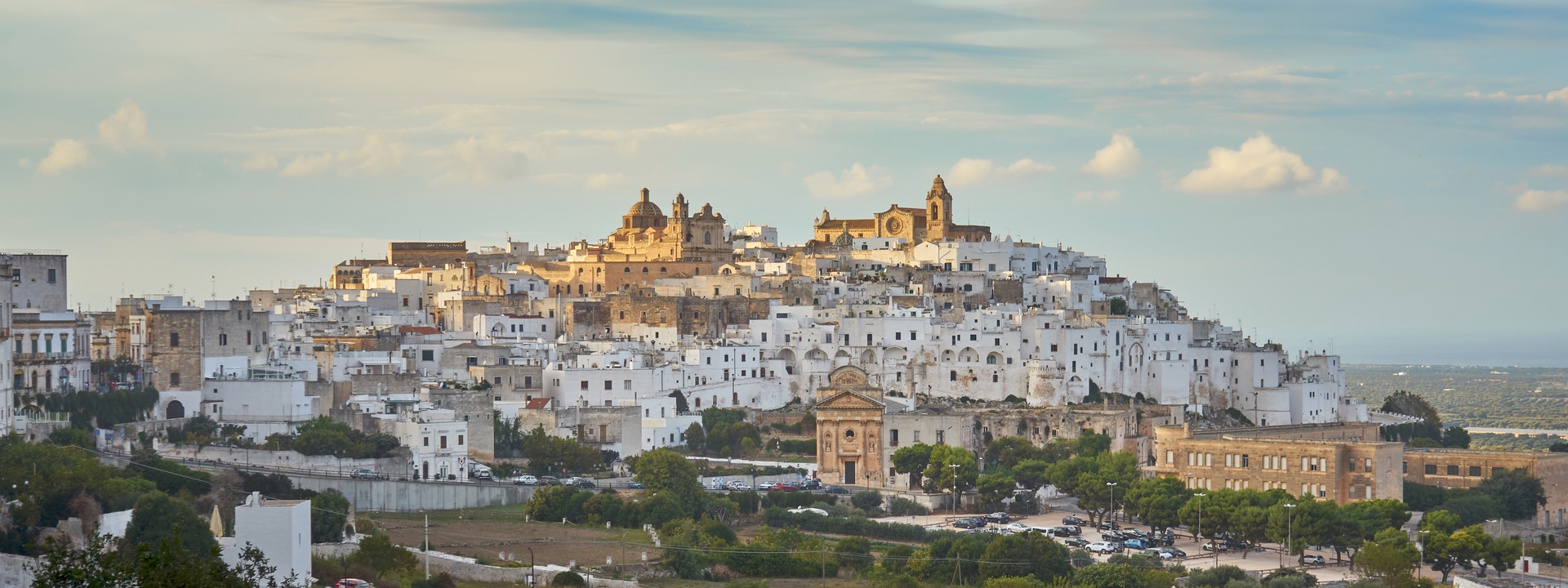 Fluege Brindisi - Blick auf die Stadt Ostuni in der Provinz Brindisi in Italien