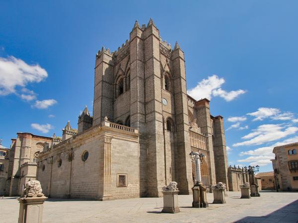 Kathedrale von Ávila - eine der ältesten gotischen Kathedralen Spaniens und ein bedeutendes Beispiel für den Übergang von der Romanik zur Gotik