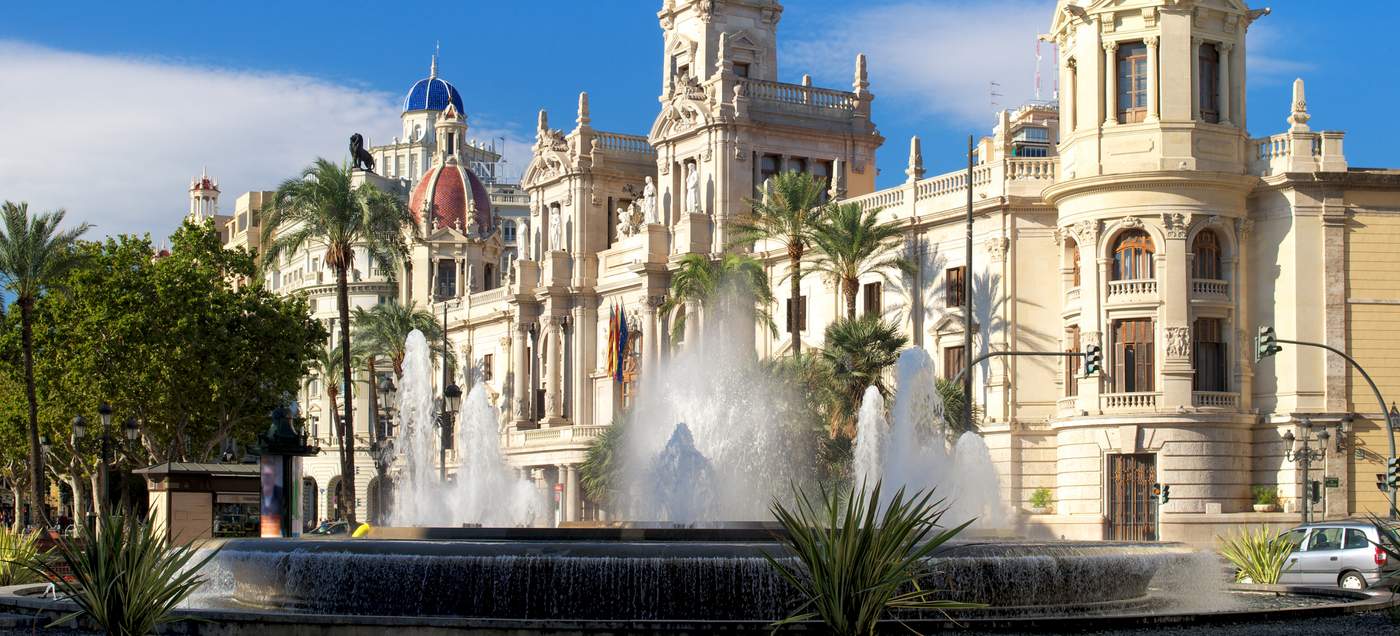 Valencia-Stadt - Rathaus und Brunnen auf quadratischer Piazza de L'Ajuntament