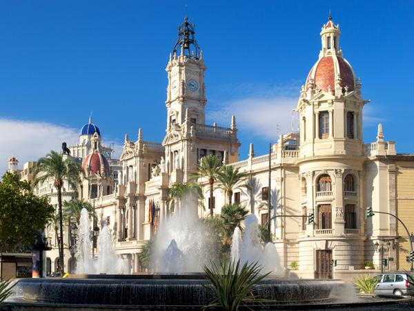 Valencia-Stadt - Rathaus und Brunnen auf quadratischer Piazza de L'Ajuntament